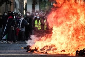 Franța: proteste așteptate sâmbătă, 61 de arestări până la 11:00, magazinele și-au baricadat geamurile