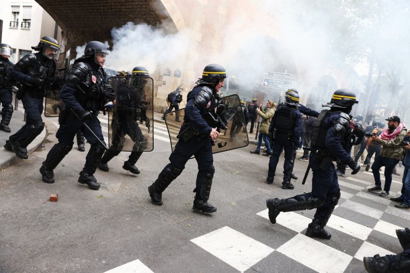 Franța: proteste violente în mai multe orașe, peste 1.200 de arestări și 150 de polițiști răniți