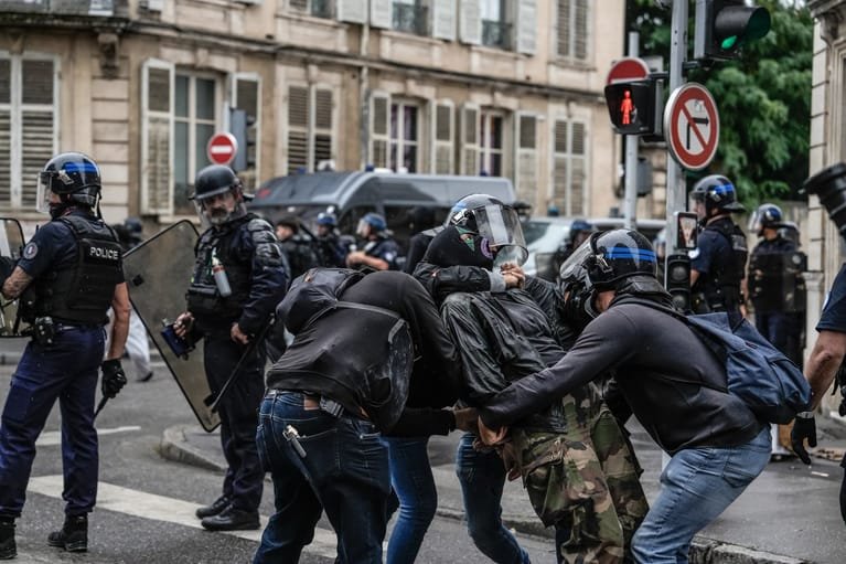Franța: restricții de circulație pe timpul nopții în mai multe orașe, după protestele violente din weekend