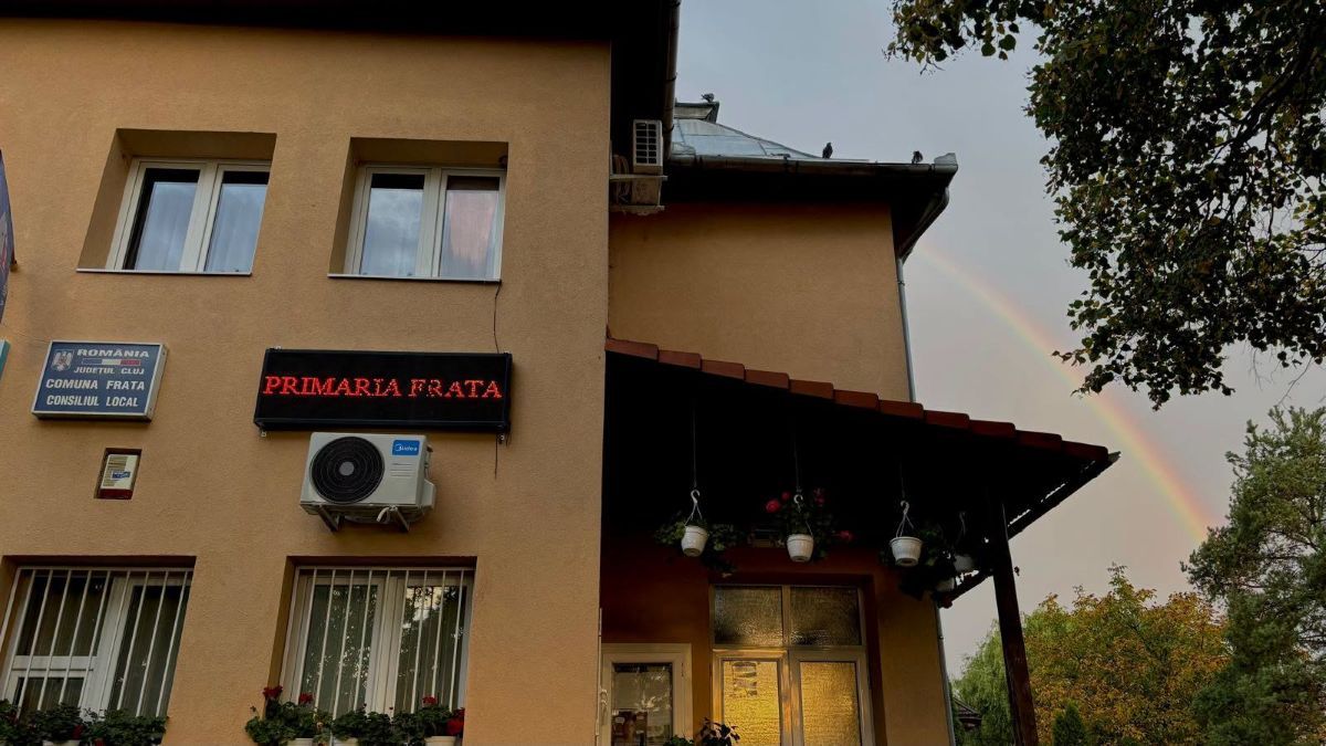 Frata: un curcubeu spectaculos pare să izvorască din clădirea Primăriei după ploaie