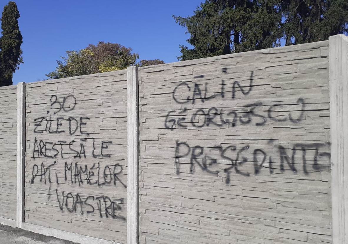 Gardul Cimitirului Eternitatea, proaspăt înlocuit, a fost vandalizat de fanii lui Georgescu (FOTO)