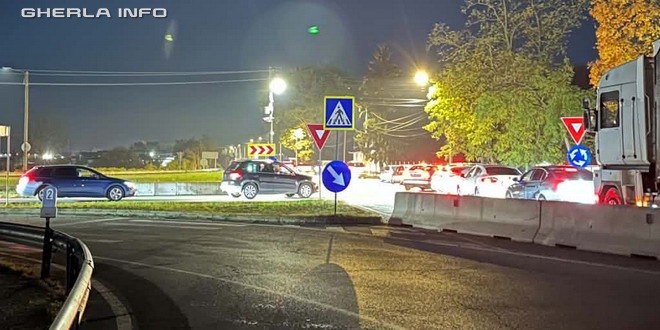 Gherla: cozi de mașini pe kilometri pe DN1C spre Cluj, din cauza lucrărilor la carosabil VIDEO