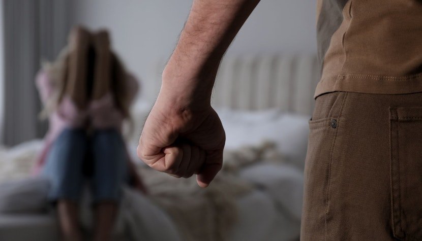 Ghidfalău: femeie bătută de soț cu o coadă de mătură, agresorul a fost arestat preventiv