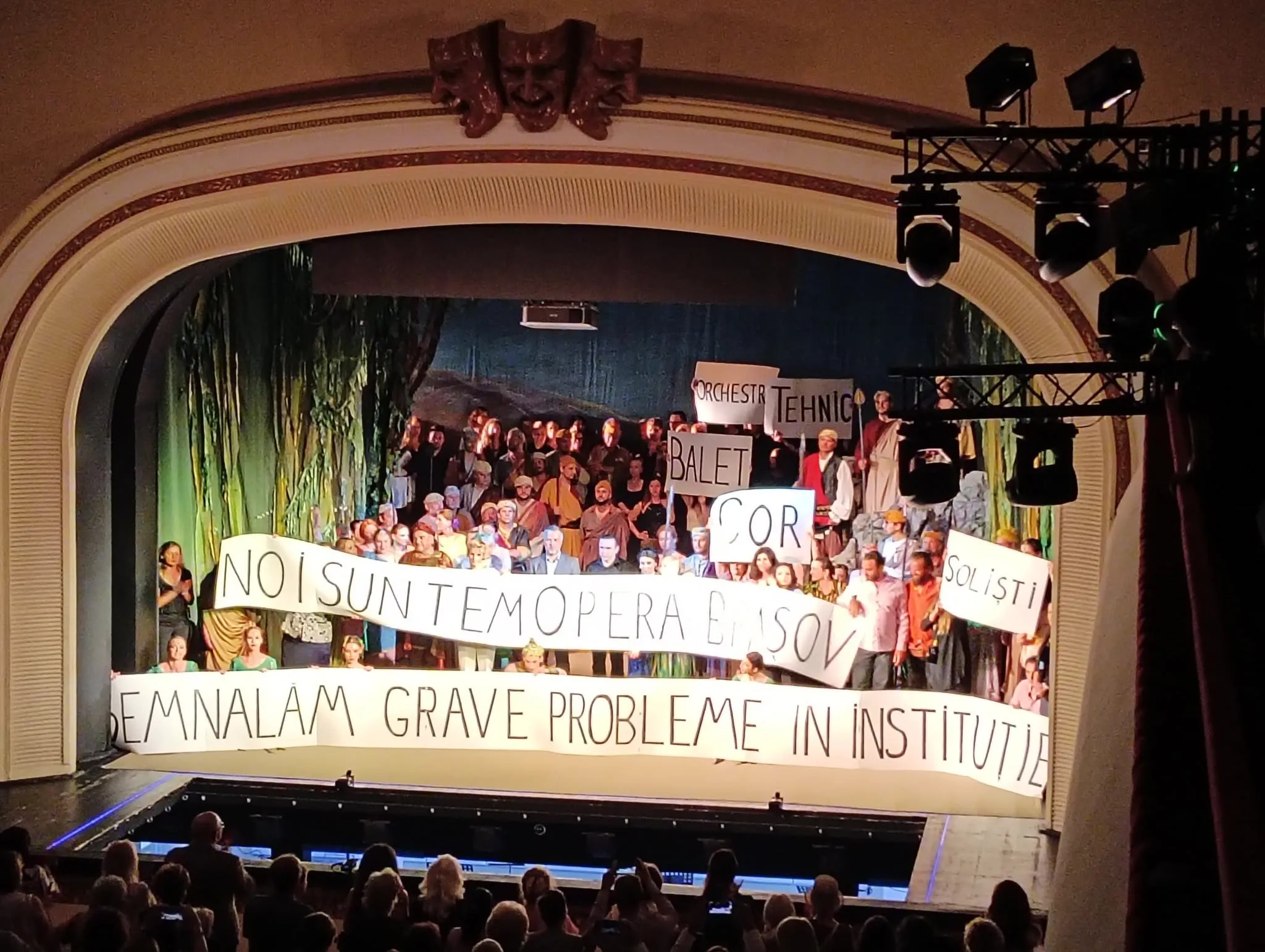 Grevă japoneză la Opera Brașov în timpul unui spectacol. Artiștii acuză conducerea de abuzuri