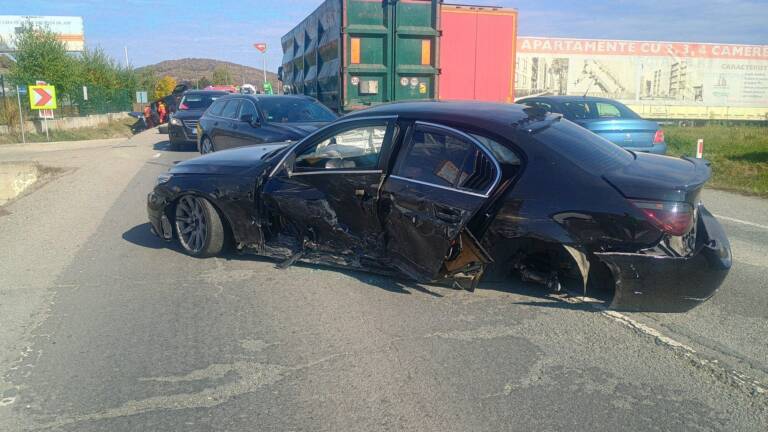 Groapa Sărății: accident cu trei mașini, unul dintre șoferi era beat, doi răniți