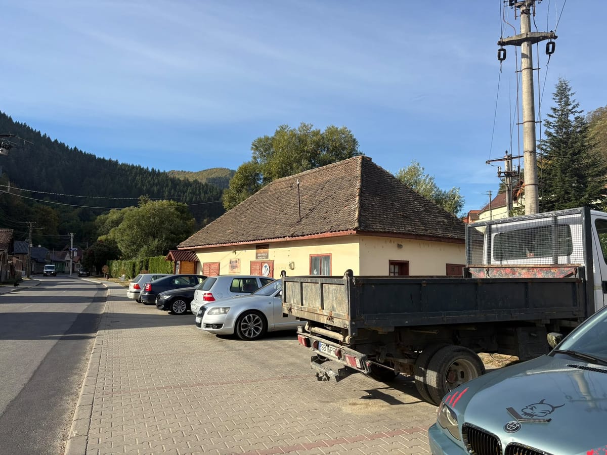 Gura Râului: se reface acoperișul fostei remize de pompieri, șoferii sunt rugați să-și mute mașinile