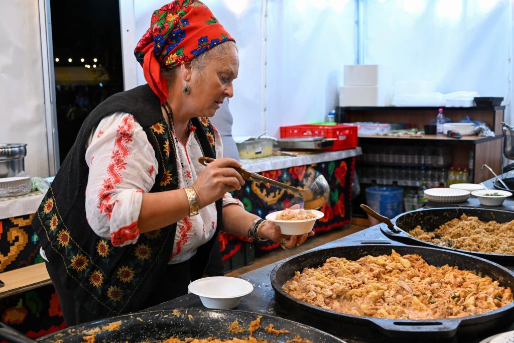 „Gusturi și tradiții DE BIHOR”, la Beiuș: bucate autentice, meșteșuguri și muzică populară