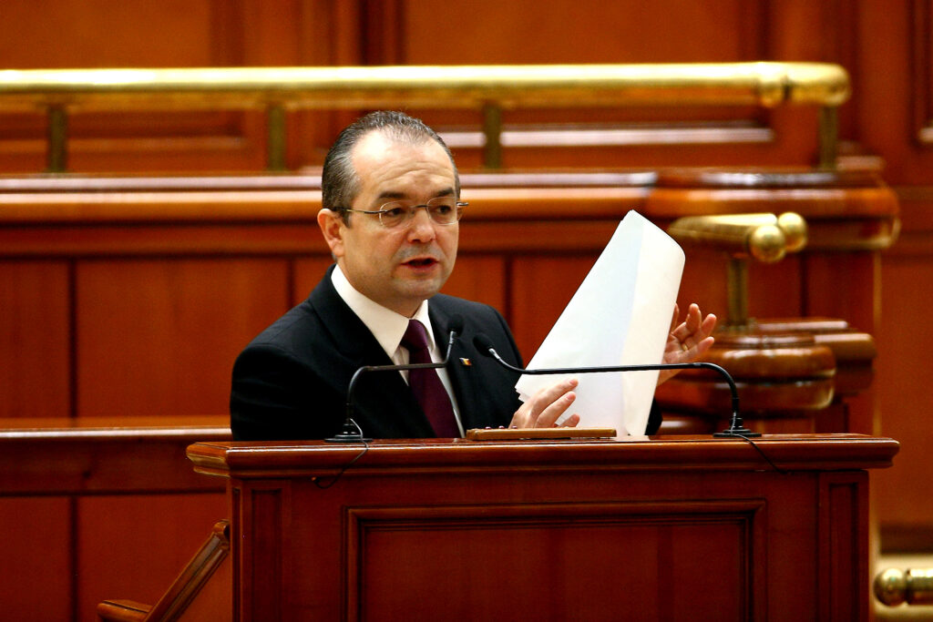 Guvernul Boc taie salariile și majorează TVA la 24% pe fondul adâncirii crizei economice