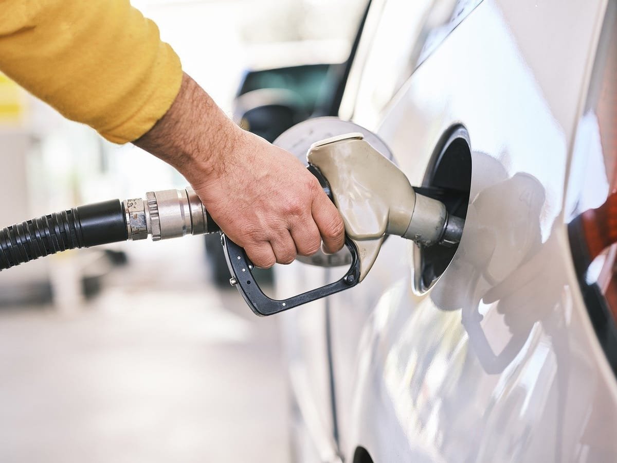 Guvernul francez promite o reducere de 10 euro la plinul de motorină, din 10 milioane de barili scoși din rezerve