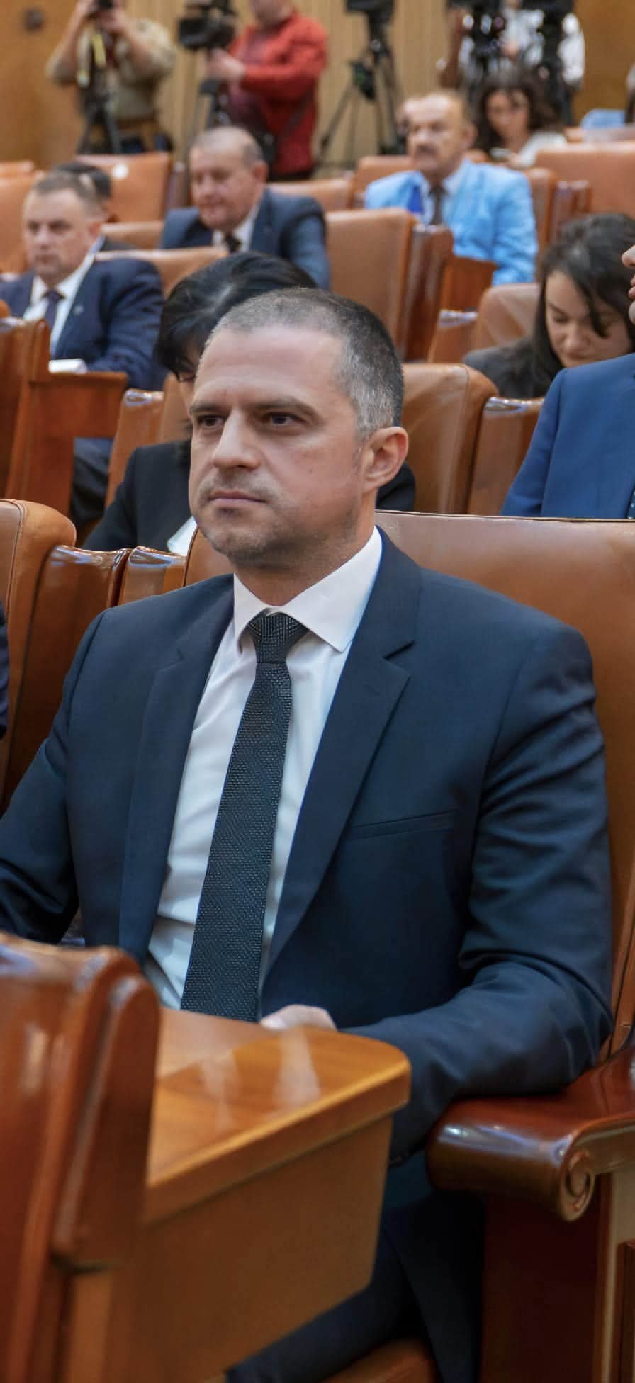 Guvernul Luca Niculescu a primit votul de încredere în Parlament, cu 280 de voturi