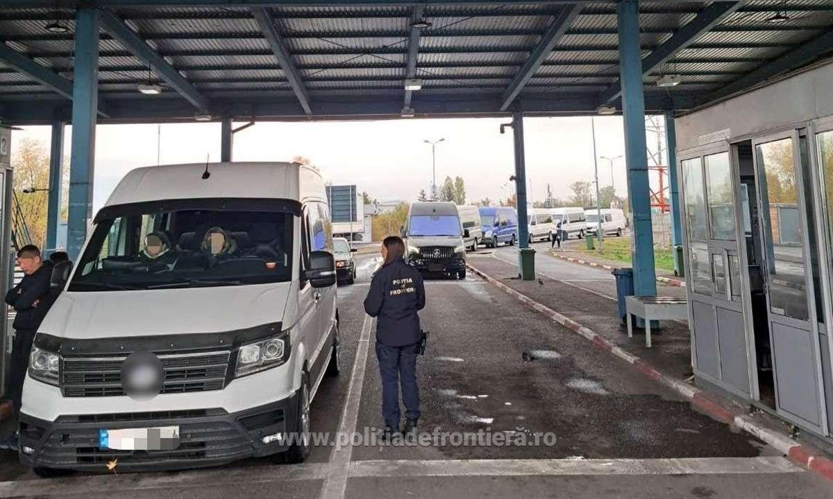 Halmeu: remorcă tractată de un microbuz ucrainean, cu plăcuțe care nu permit circulația; dosar penal