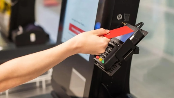 Hipermarketurile încep să renunțe la casele self-checkout, pe fondul furturilor și al problemelor tehnice