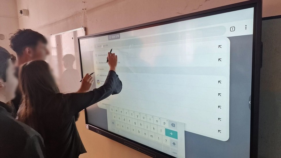 Huedin: doi bărbați reținuți după ce 10 table interactive au fost furate dintr-o școală în timpul renovării