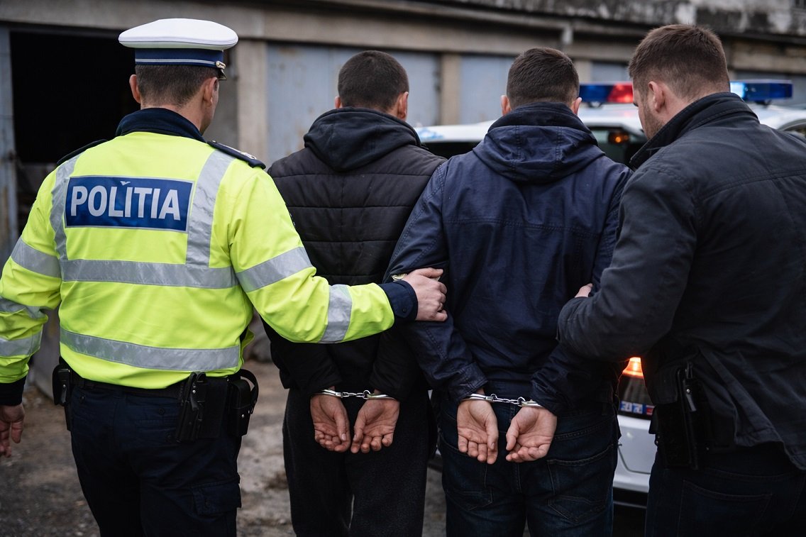 Hunedoara: bărbat de 67 de ani, lovit cu pumnii și cu o piatră în cap. Doi suspecți au fost reținuți