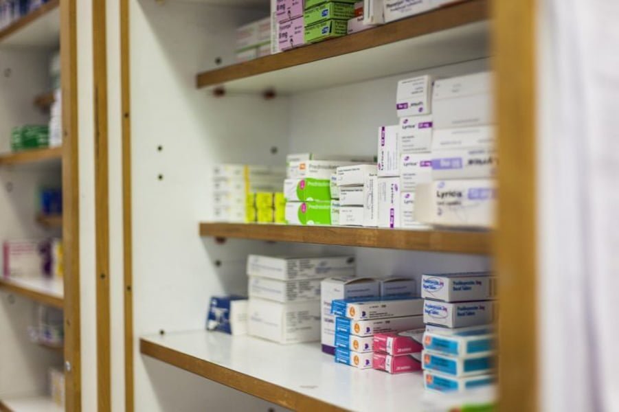 Hunedoara: bărbat reținut și femeie identificată pentru furturi dintr-o farmacie, prejudiciu de 7000 lei