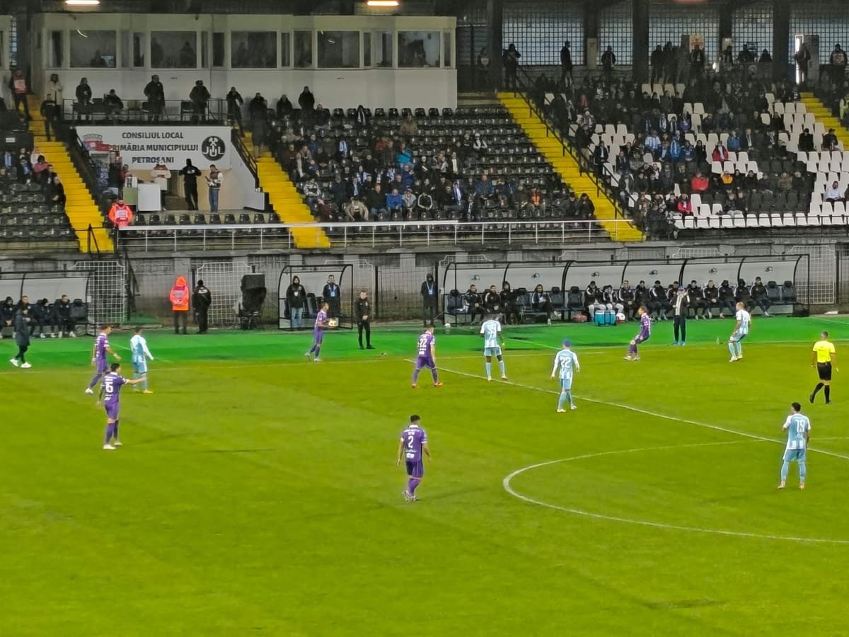 Hunedoara: Corvinul a învins FC Argeș cu 2-0, într-un meci disputat în noroi
