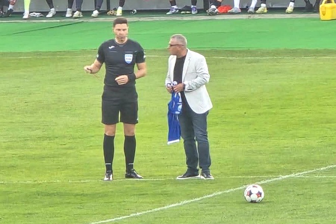 Hunedoara: Damian Militaru a dat startul meciului Corvinul – FC Voluntari, într-o reverență pentru legendă