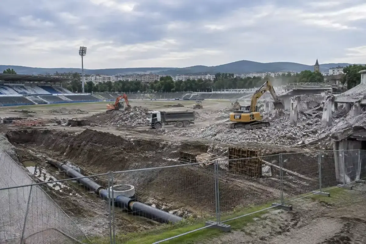 Hunedoara: demolarea stadionului Corvinul avansează, iar constructorul poate începe noua arenă