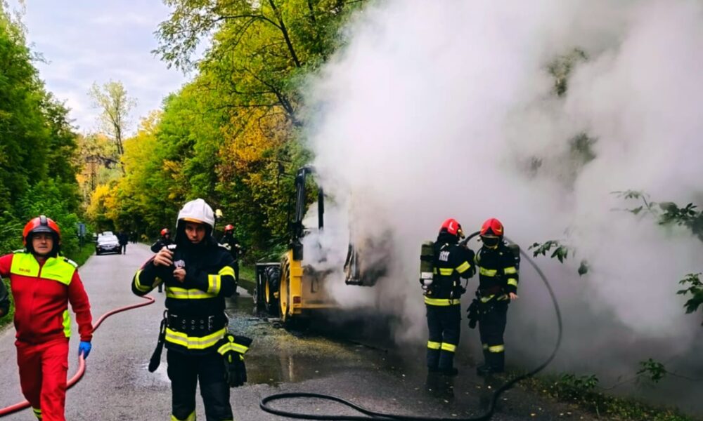 Hunedoara: un buldoexcavator a luat foc pe drumul spre Teliucu Inferior, iar traficul rutier a fost blocat