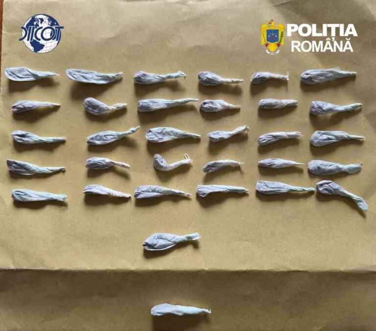 Iași: doi tineri reținuți de DIICOT după ce au fost prinși în flagrant cu heroină