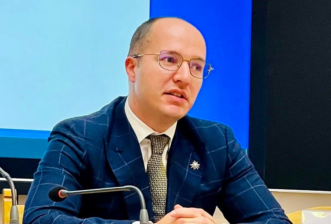 Iași: lector de la Facultatea de Drept, acuzat de 11 infracțiuni, între care viol și agresiune sexuală