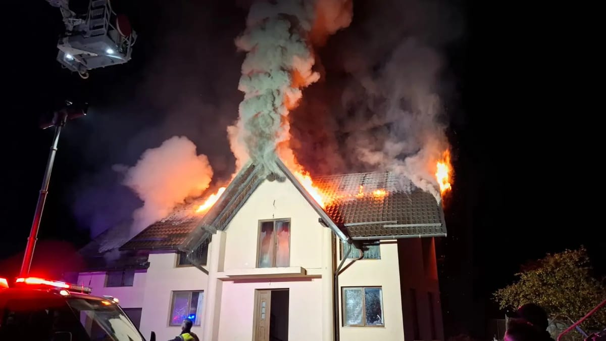 Șieu-Măgheruș: incendiu la o casă, acoperiș ars, locatar în atac de panică