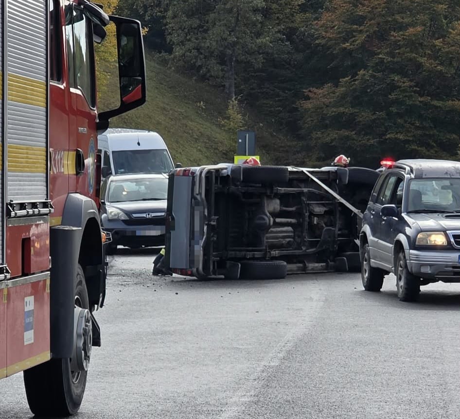 Ilva Mică, pe Ilve: două mașini s-au răsturnat la câteva minute distanță