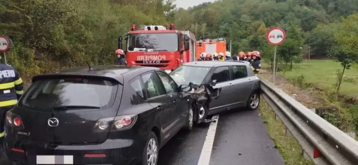 Impact frontal pe drumul Coșevița–Margina, în Timiș. Un șofer de 18 ani a fost rănit
