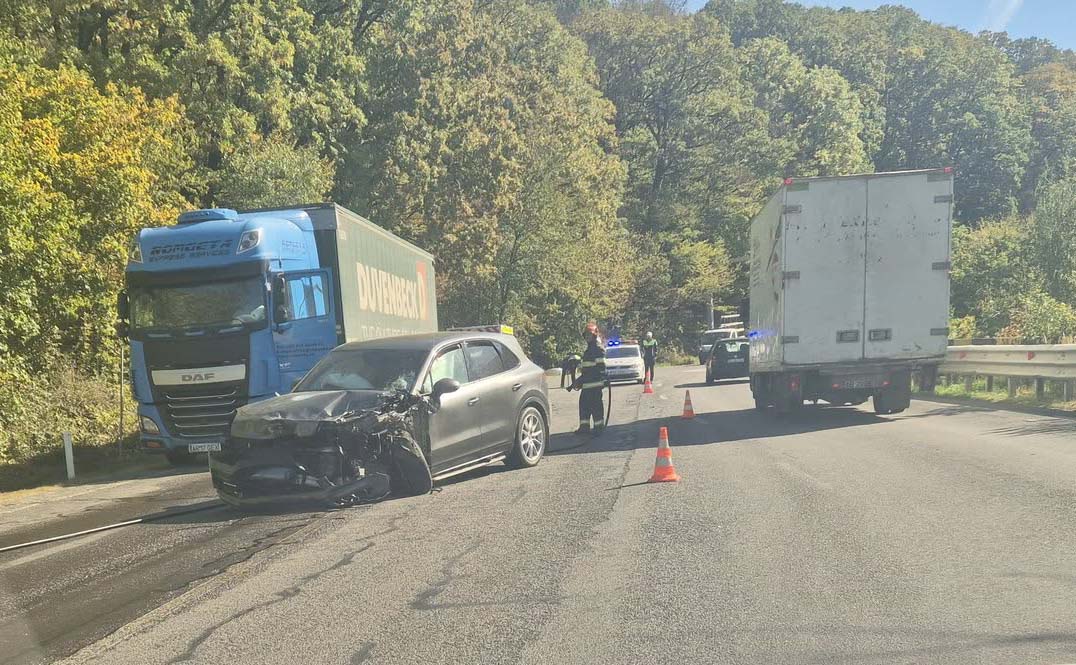 Impact între un autoturism și un camion în zona Meseș. Un șofer și un pasager au fost răniți