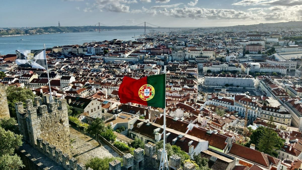 În fața Parlamentului Portugaliei, mii de oameni au protestat din cauza dublării chiriilor în ultimii ani