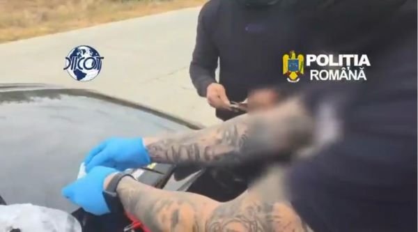 În Gorj, doi bărbați reținuți, unul prins în flagrant când vindea 385 de pastile ecstasy