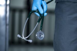 În Ilfov, un tânăr ar fi profesat ca medic 3 ani fără acte; la percheziții, peste 300.000 de lei ridicați