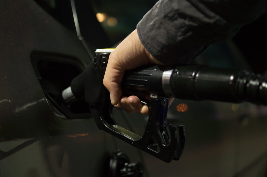 În Italia, șoferi reclamă defecțiuni grave după plin; carburant suspect cu apă, factură de 8.000 de euro