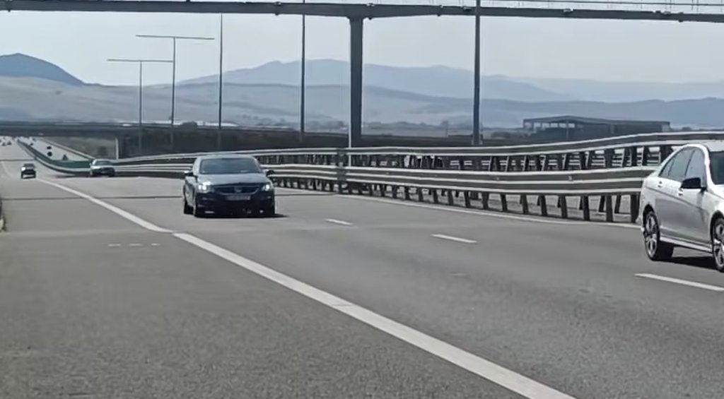 Înainte de Teiuș, pe A10 Sebeș–Turda, o denivelare face mașinile să sară la trecere