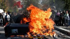 Incendiile izbucnesc la școlile franceze, în timp ce elevii protestează la nivel național