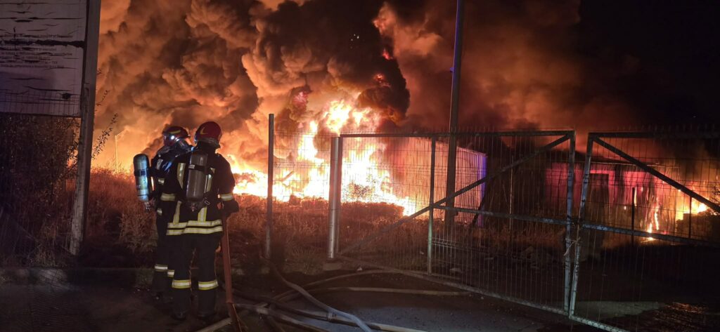 Incendiu de proporții la un centru de reciclare a gunoaielor. Locuitorii din zonă au primit mesaj RO-Alert