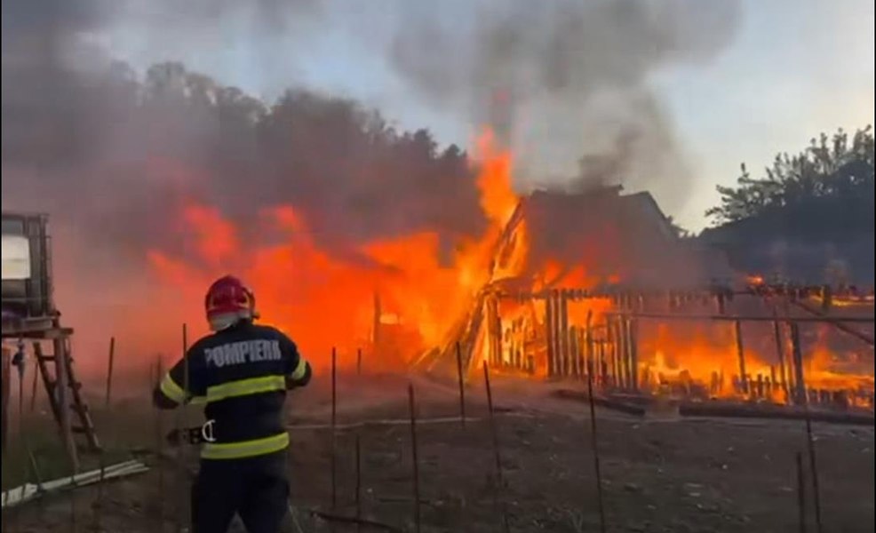 Incendiu de proporții în Bistrița-Năsăud. Zeci de animale și păsări, mistuite de flăcările uriașe