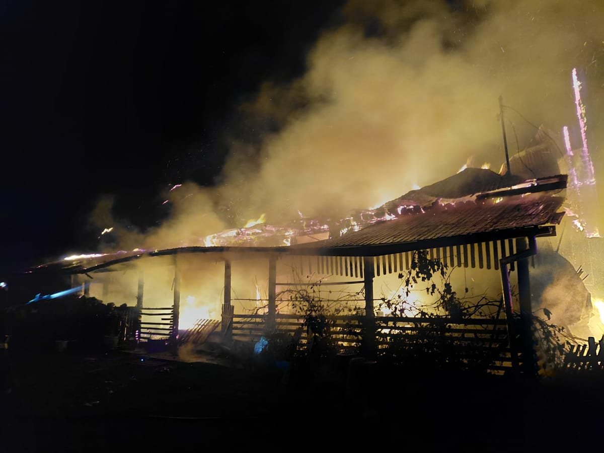 Incendiu în Cluj: o casă arde în întregime, iar o femeie de 85 de ani este evaluată de echipajele medicale