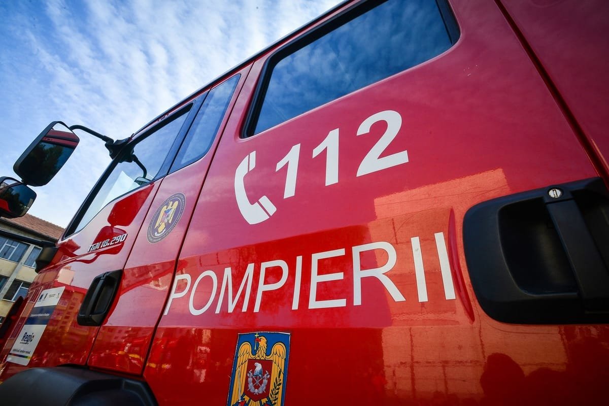 Incendiu la Bazna: o bucătărie de vară a ars complet, probabil din cauza unui frigider defect