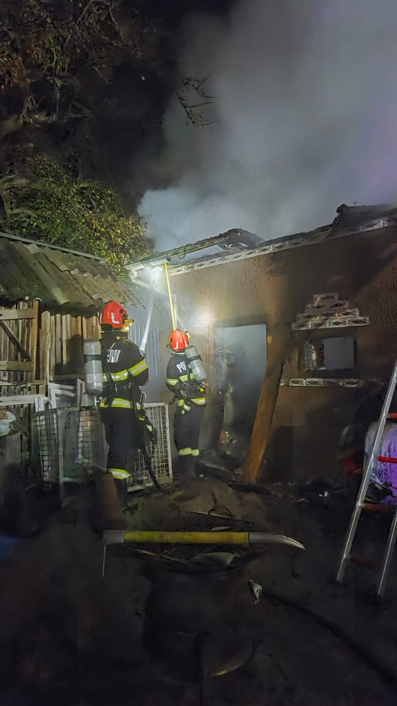 Incendiu la Negrilești! O anexă a ars complet din cauza centralei pe lemne, amplasată în interior! Casa a fost SALVATĂ l