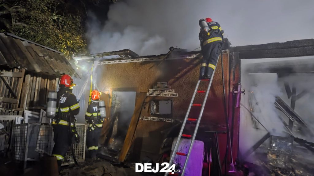 INCENDIU la Negrilești, o anexă s-a făcut scrum, găini cuprinse de flăcări. Doi pompieri aflați în timpul liber au ajuta