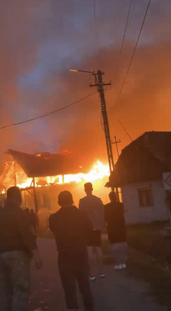 Incendiu în Ragla! 2 case au fost afectate de flăcări!