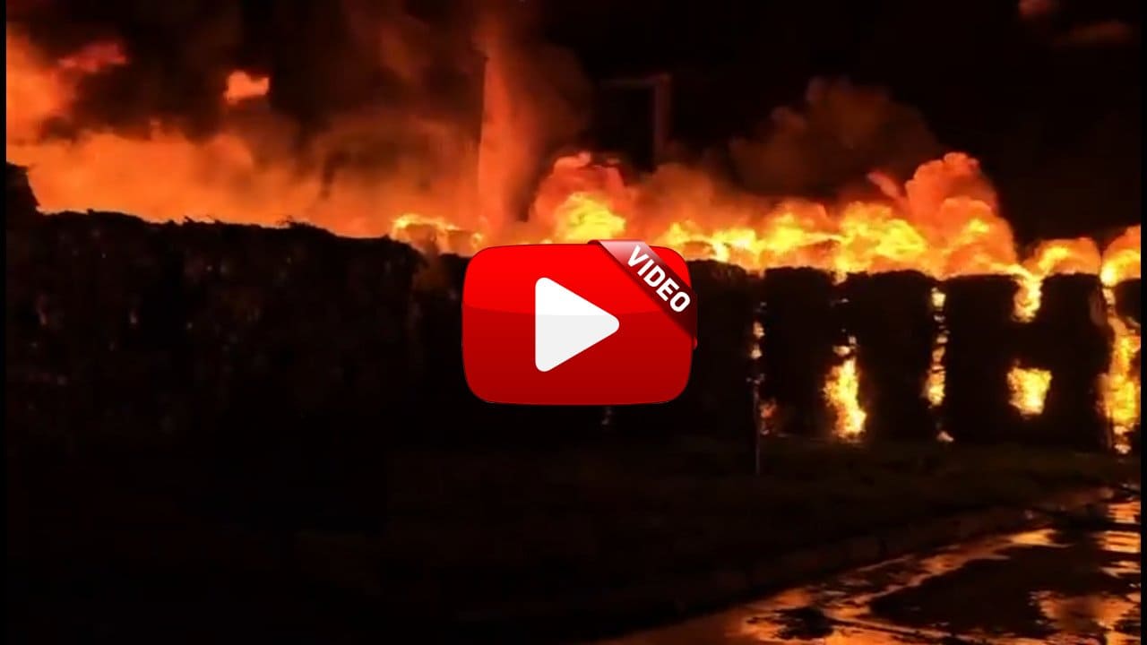 Incendiu uriaș Zeci de pompieri luptă de joi seara cu flăcările la Șura Mică VIDEO