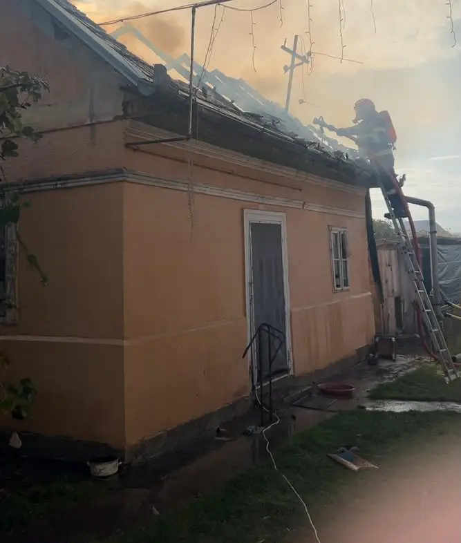 Incendiu violent în Cuci: anexă gospodărească și garaj mistuite de flăcări
