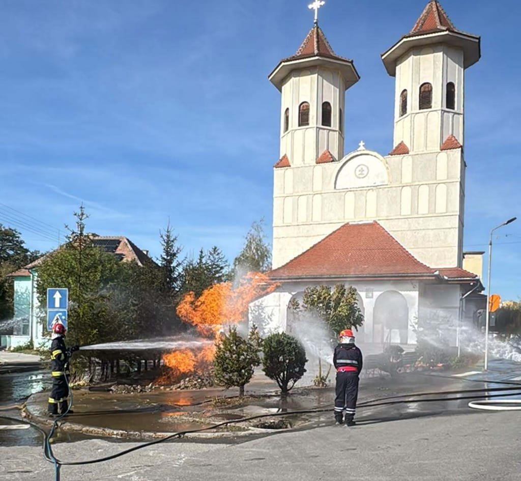 Incendiu violent la o țeavă de gaz lângă o biserică din Tălmaciu, 60 de persoane evacuate