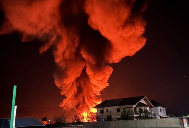 Incendiu violent la Tărlungeni. Flăcări uriașe în apropierea locuințelor. Localnicii suspectează că focul ar fi fost pro