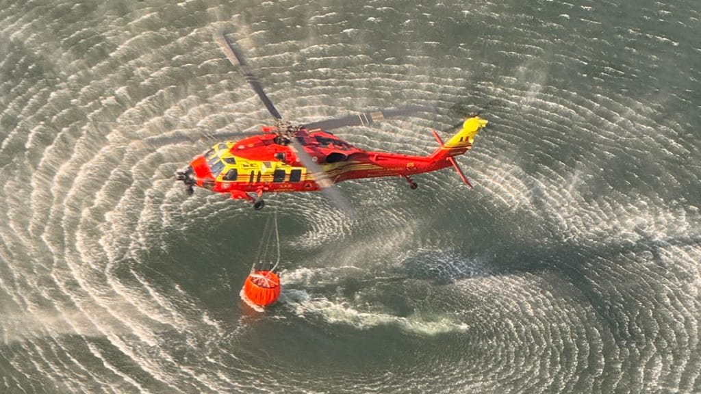 Incendiul din Domogled continuă să fie combătut cu 107 aruncări de apă în ziua de 2 octombrie