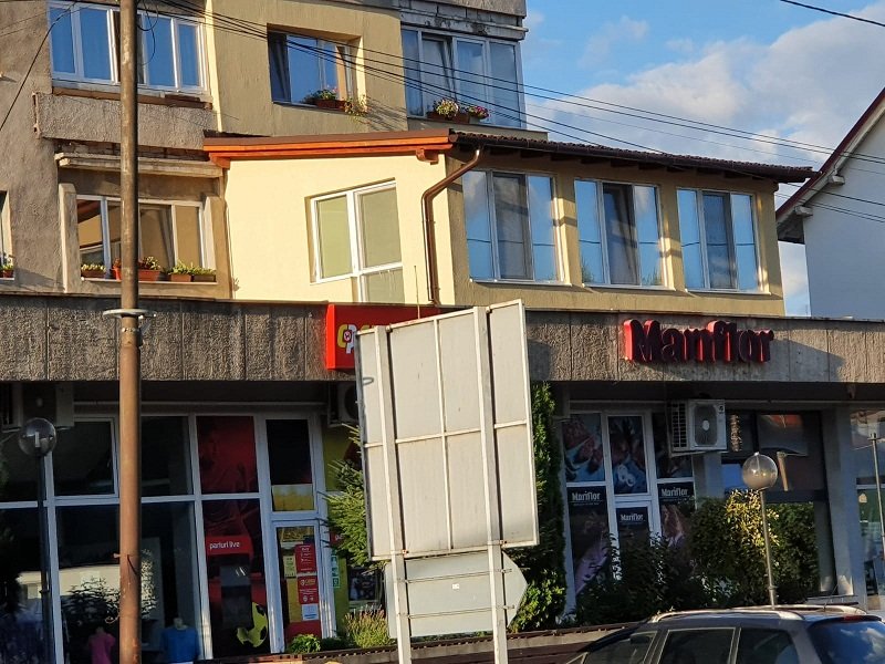 Închiderea balconului fără autorizație poate dubla impozitul pe clădire și atrage amenzi de un milion de lei