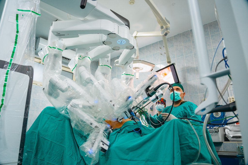 Institutul Oncologic din Cluj-Napoca a ajuns la 100 de operații asistate robotic