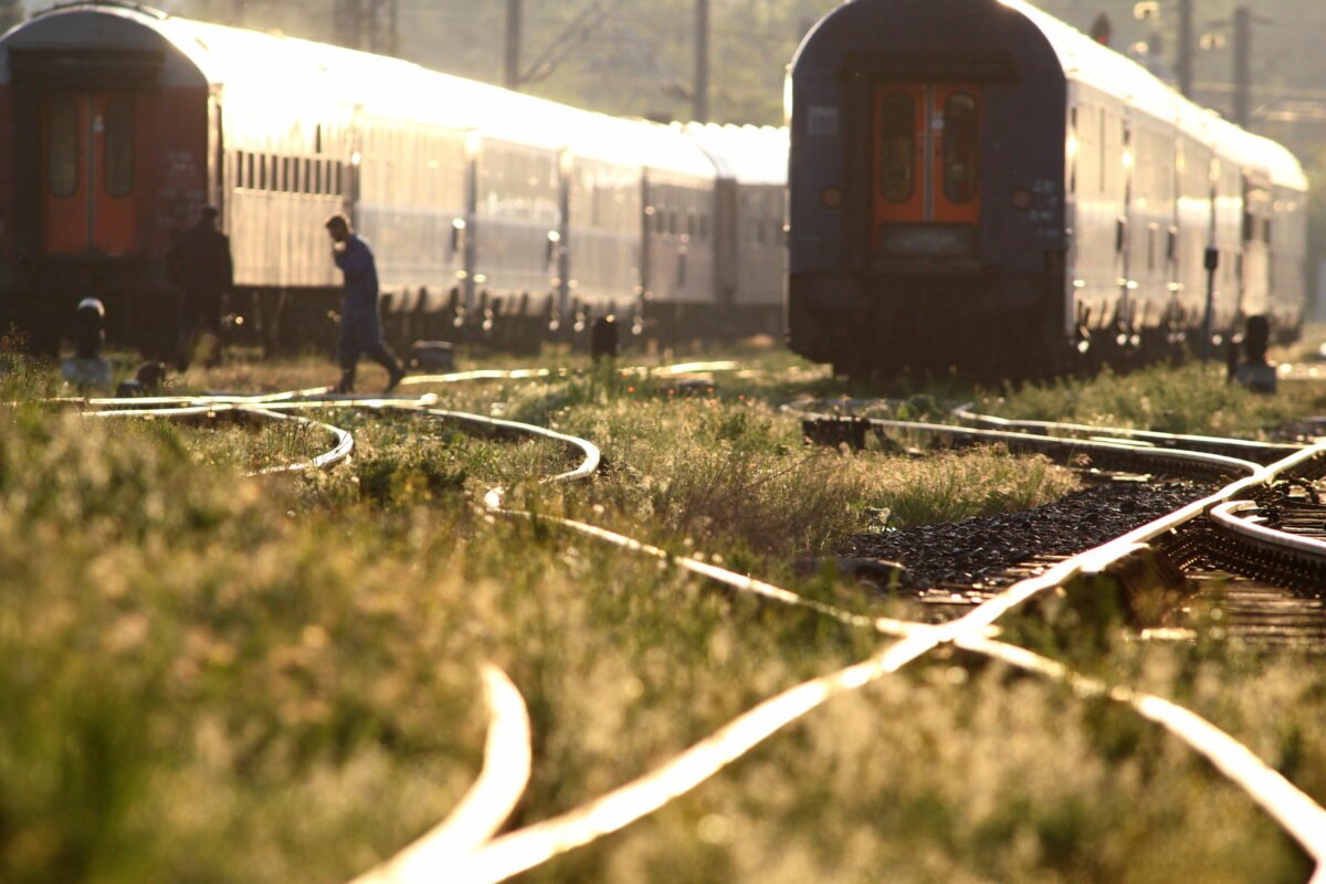 Între Brașov și Hărman, patru trenuri sunt blocate după ce o locomotivă s-a defectat